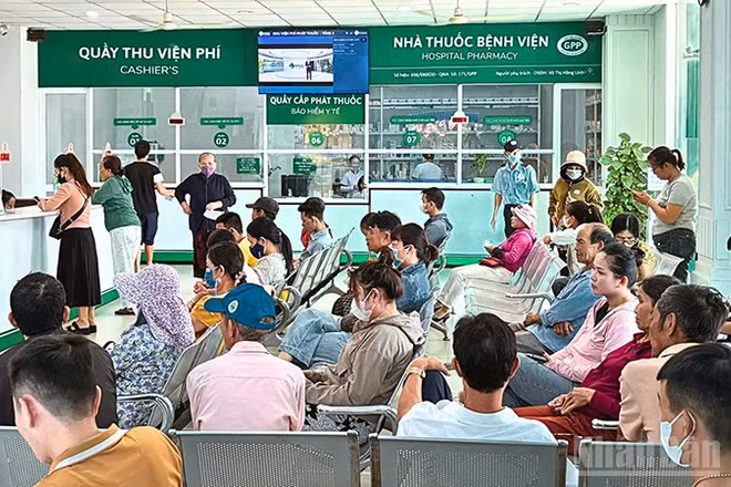 Thẻ bảo hiểm y tế thực sự là "phao cứu sinh" giúp giảm gánh nặng tài chính rất lớn cho người bệnh, đặc biệt là những người thường xuyên phải thăm khám.