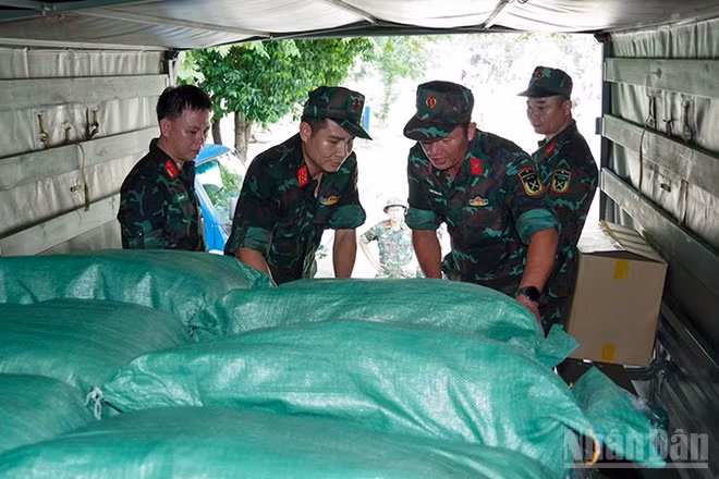 6 tấn gạo hỗ trợ người dân trên địa bàn Ban Chỉ huy phòng thủ khu vực 2-Thạnh Mỹ và Ban Chỉ huy phòng thủ khu vực 3-Trà My.