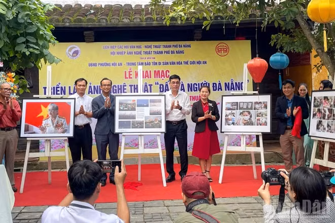 Các đại biểu khai mạc Triển lãm ảnh nghệ thuật “Đất và Người Đà Nẵng”.