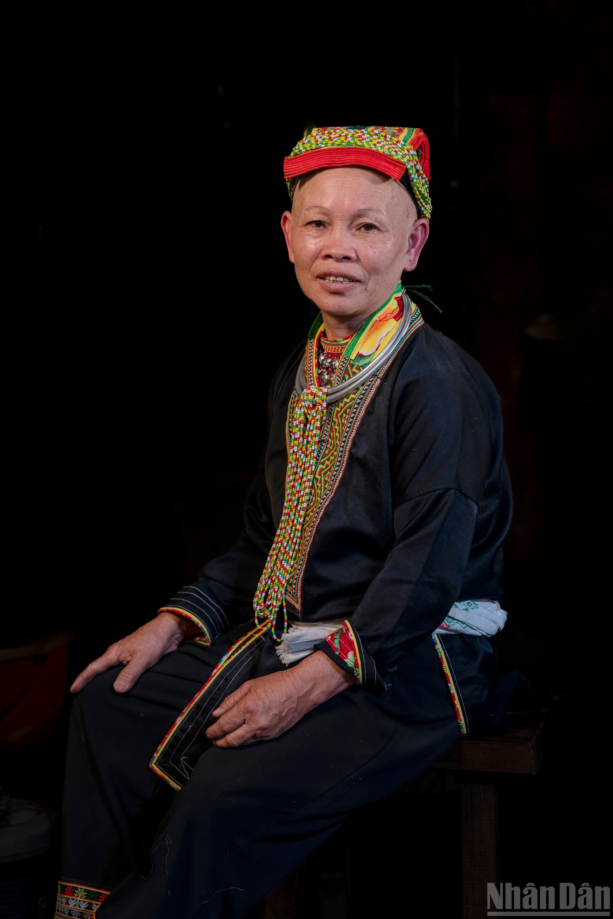 Bà Bàn Minh Toan với mái tóc đã hoàn thiện, phủ khăn, một biểu tượng bình dị mà sâu sắc của vẻ đẹp truyền thống. ndo_br_dsc0347.jpg