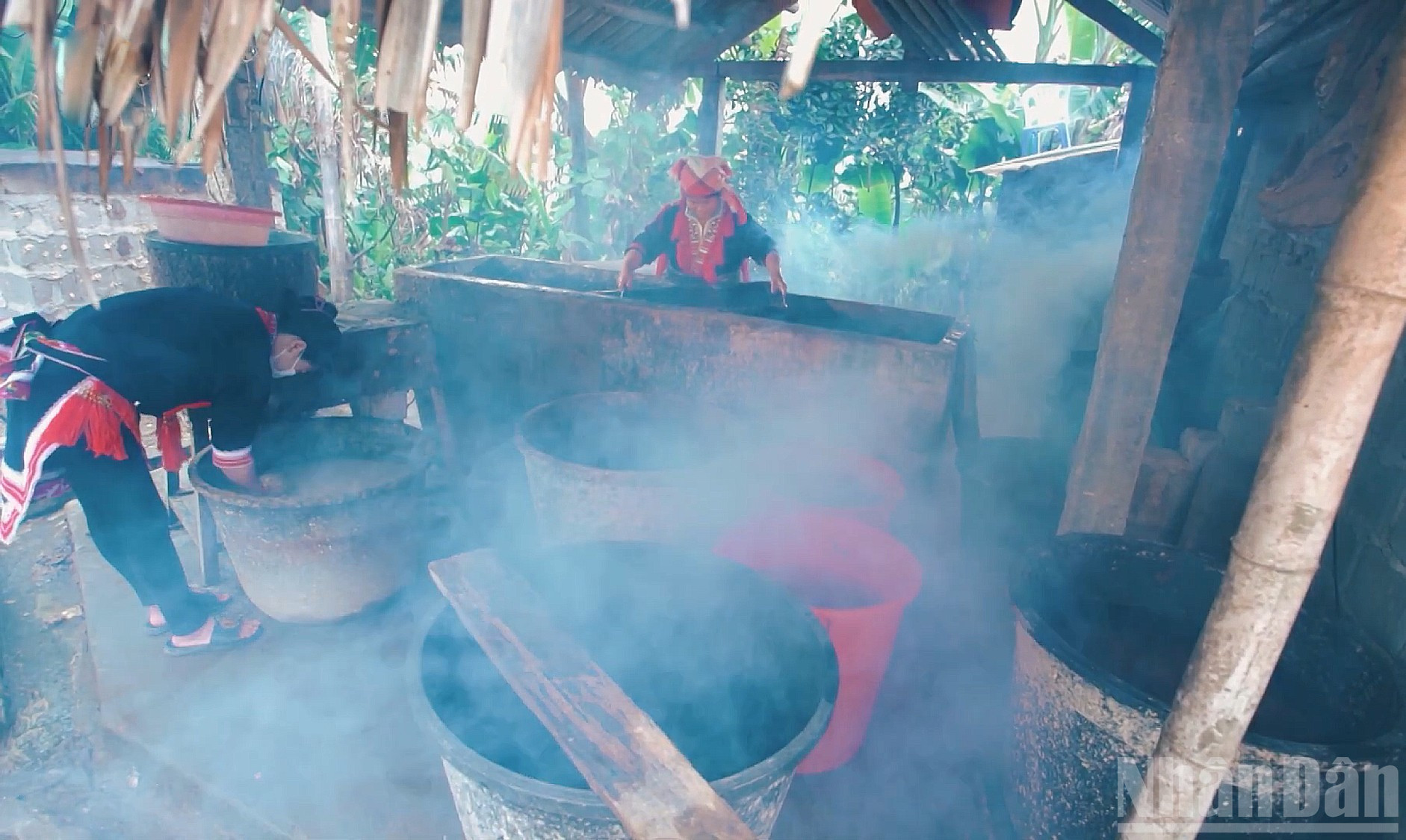 Một góc không gian làm giấy bản của đồng bào Dao, giản dị nhưng đầy tính kết nối cộng đồng. ndo_br_khong-gian-lam-giay.jpg