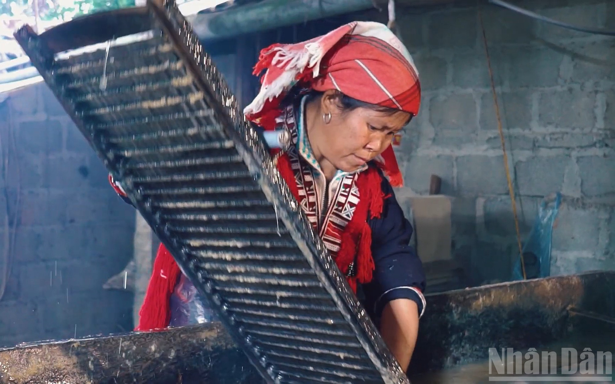 Đồng bào Dao tráng giấy theo phương pháp cổ truyền, giữ nguyên quy trình do cha ông để lại. ndo_br_trang-giay-dao.jpg