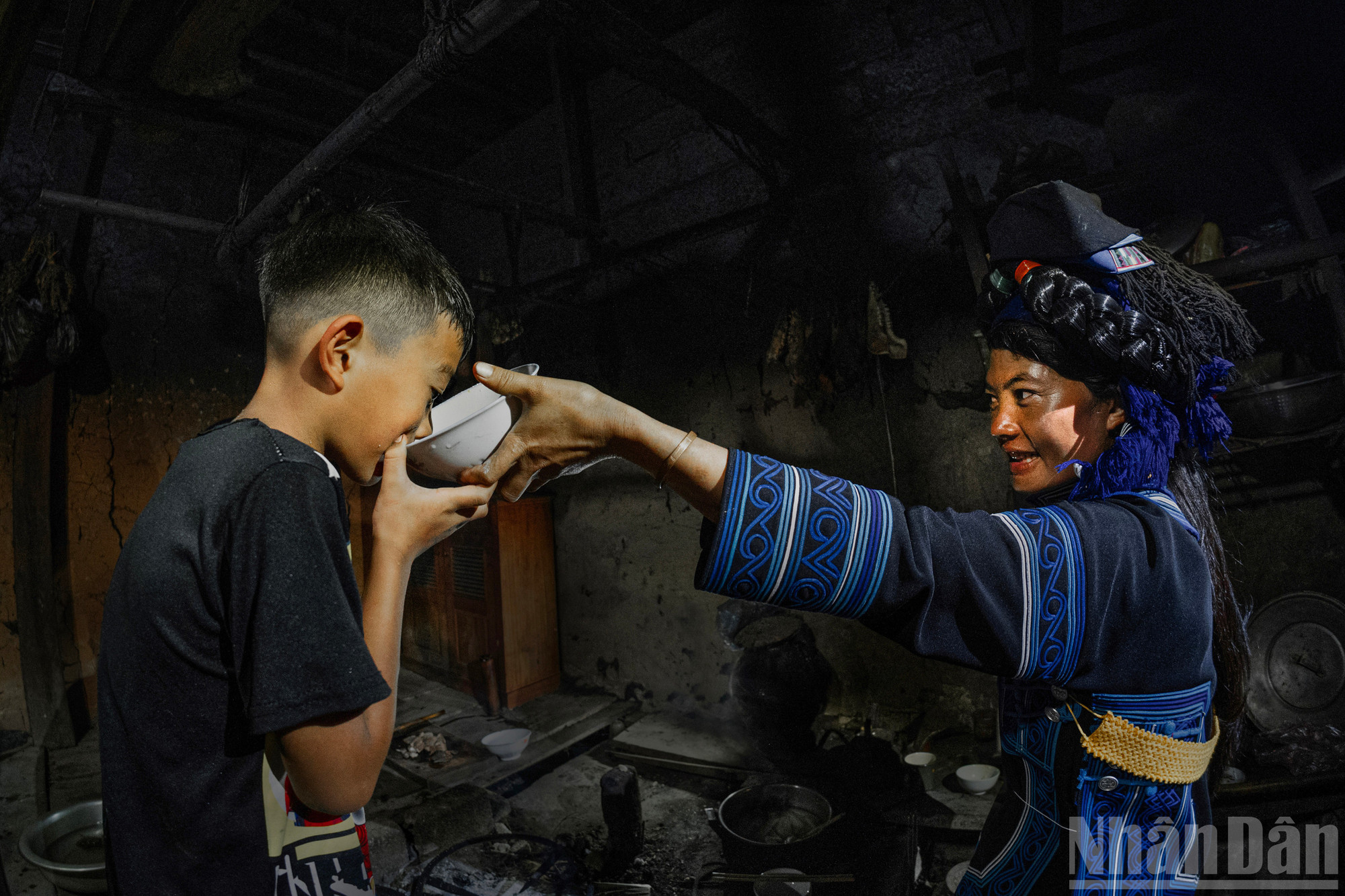 ndo_br_06-nguoi-con-trai-uong-nuoc-than-linh-ban-cho.jpg