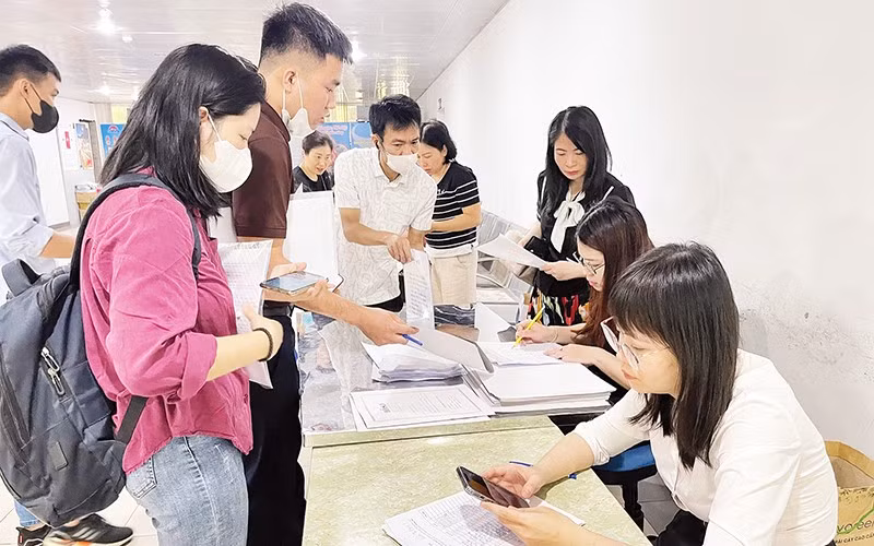 Người dân hoàn thiện hồ sơ mua nhà ở xã hội Thượng Thanh, quận Long Biên.