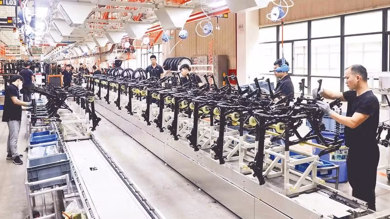 Dây chuyền sản xuất xe máy điện tại nhà máy thuộc Khu công nghiệp Tân Hưng, Bắc Ninh.