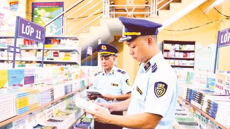 Đội Quản lý thị trường số 1 kiểm tra sách giáo khoa tại Siêu thị sách Thành Nghĩa, phường Đông Kinh (Ảnh TRÍ DŨNG)