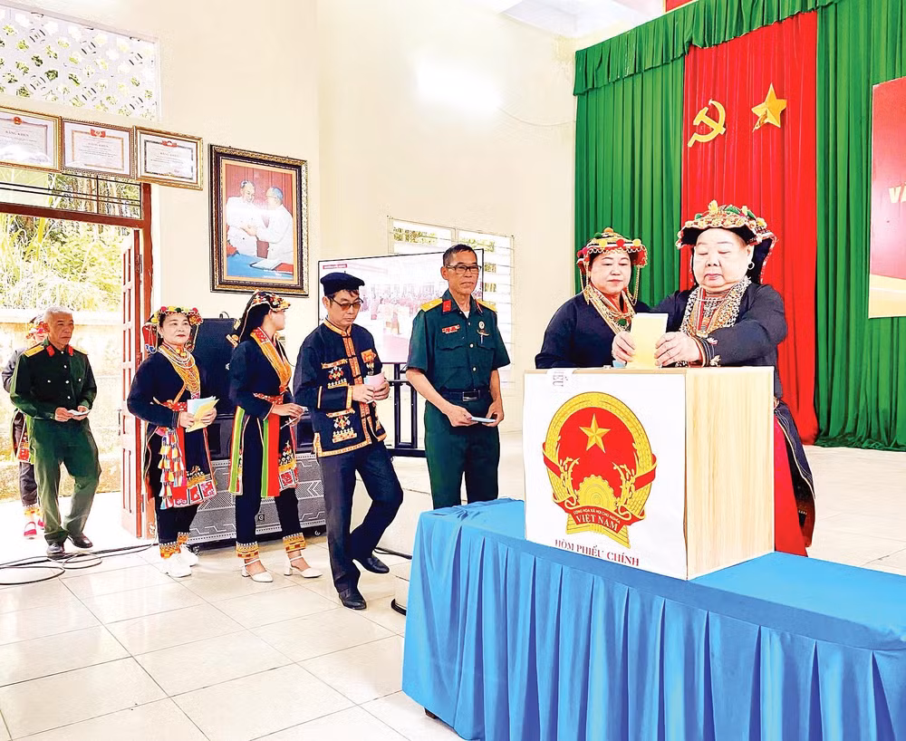 Cử tri xã vùng cao Tây Yên Tử, Bắc Ninh tham gia bỏ phiếu bầu cử. 