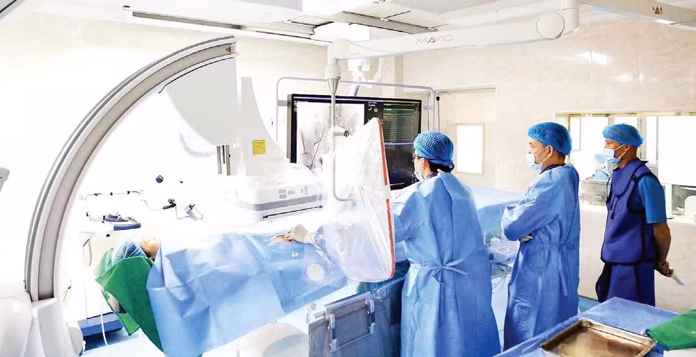 Bệnh nhân được triển khai can thiệp bằng hệ thống DSA mới tại Bệnh viện Đa khoa tỉnh Quảng Ninh.