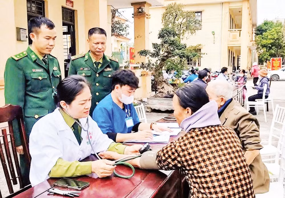 Bộ đội Biên phòng tỉnh Hưng Yên tổ chức khám bệnh, phát thuốc miễn phí cho người dân ven biển.