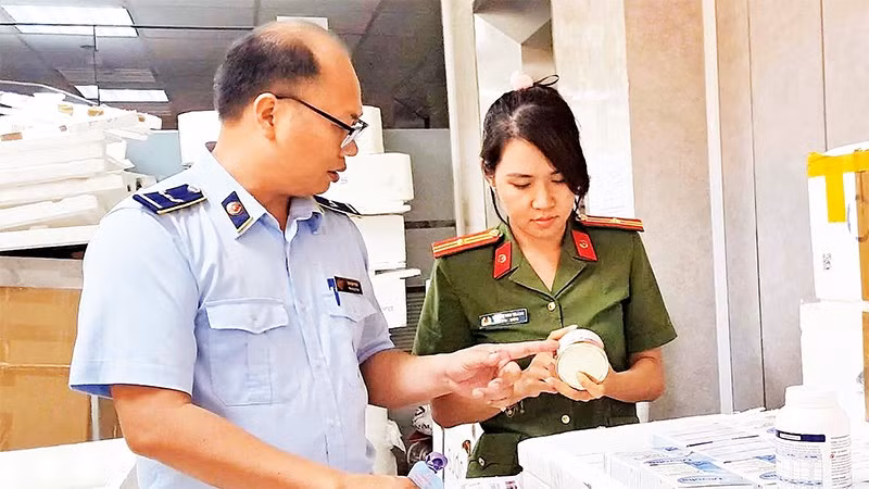 Lực lượng chức năng kiểm tra hàng hóa trên địa bàn Hà Nội.