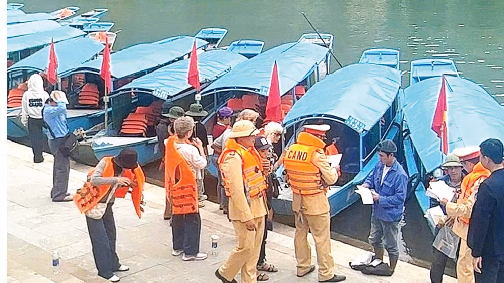 Phòng Cảnh sát giao thông Công an Quảng Trị kiểm tra việc thực hiện Luật Giao thông đường thủy nội địa tại bến thuyền du lịch Phong Nha-Kẻ Bàng trên sông Son.