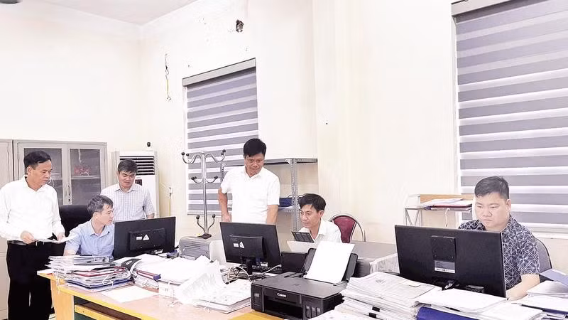 Cán bộ xã Thanh Sơn, tỉnh Phú Thọ rà soát hồ sơ địa chính phục vụ chuẩn hóa dữ liệu.