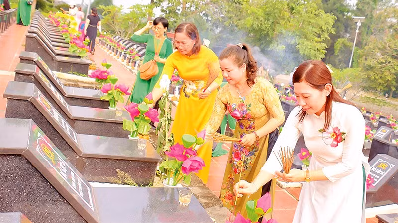 Giáo viên Trường mầm non Hoa Hồng thắp nhang tri ân tại các phần mộ liệt sĩ.