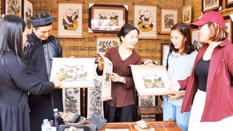 Du khách tìm hiểu tranh dân gian Đông Hồ.