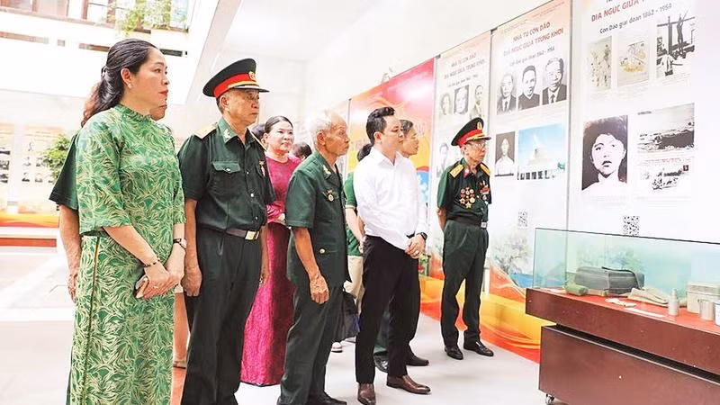 Các đại biểu tham quan gian trưng bày (Ảnh CÔNG DOANH)