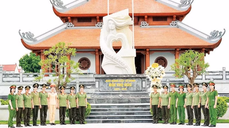 Đoàn đại biểu Phụ nữ Công an tỉnh Hưng Yên dâng hoa tại Tượng đài Anh hùng liệt sĩ Bùi Thị Cúc.