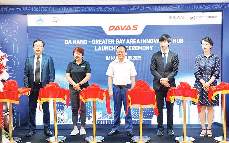 Các đại biểu thực hiện nghi thức cắt băng ra mắt không gian đổi mới sáng tạo Đà Nẵng-Vùng vịnh lớn. (Ảnh HÀ SẤU)