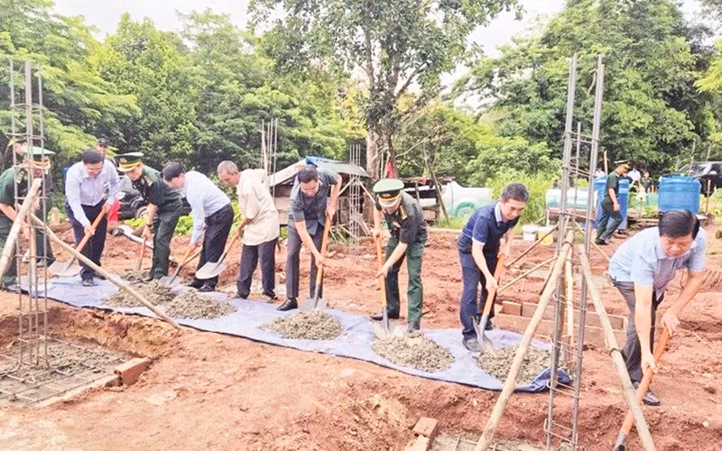 Các đại biểu thực hiện nghi thức khởi công xóa nhà tạm, nhà dột nát cho đồng bào dân tộc thiểu số.
