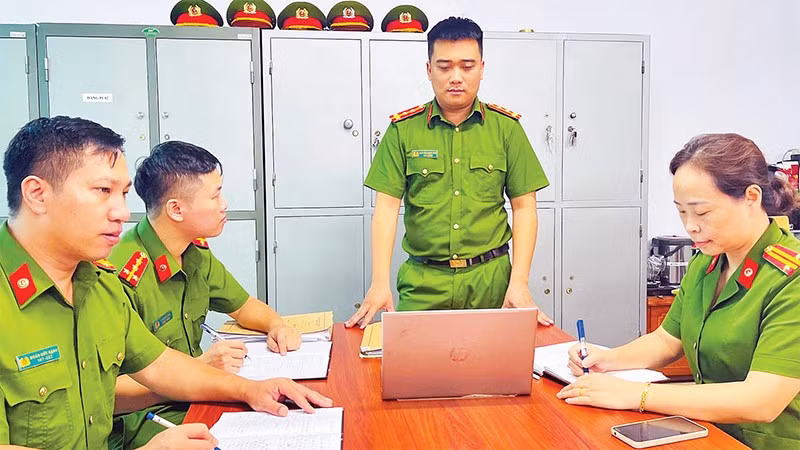 Cán bộ Phòng Cảnh sát hình sự Công an tỉnh Lào Cai họp bàn phương án đấu tranh phòng chống tội phạm hình sự.
