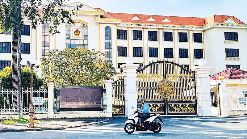 Trụ sở Ủy ban nhân dân tỉnh Bạc Liêu cũ, được xây dựng to, đẹp hiện tạm bỏ không hơn bốn tháng qua.