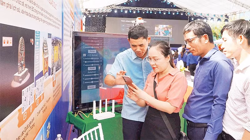 Người dân trải nghiệm tại Ngày hội chuyển đổi số phường Hương Trà năm 2025.