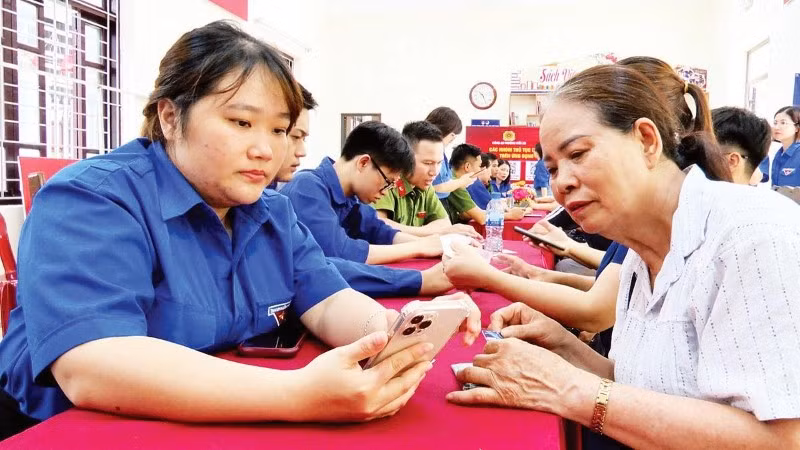 Đoàn thanh niên các cấp thành phố Hải Phòng tư vấn, hướng dẫn người dân thực hiện thủ tục hành chính.