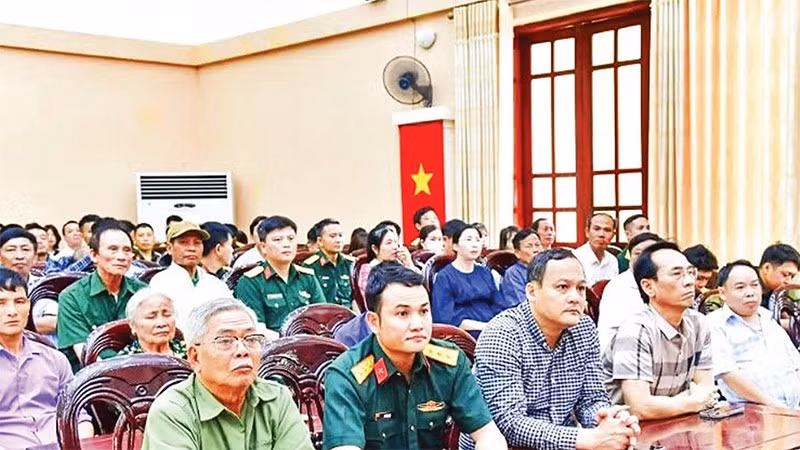 Các đại biểu và đối tượng là con đẻ của người hoạt động kháng chiến bị nhiễm chất độc hóa học tham dự buổi lễ (Ảnh TTH)
