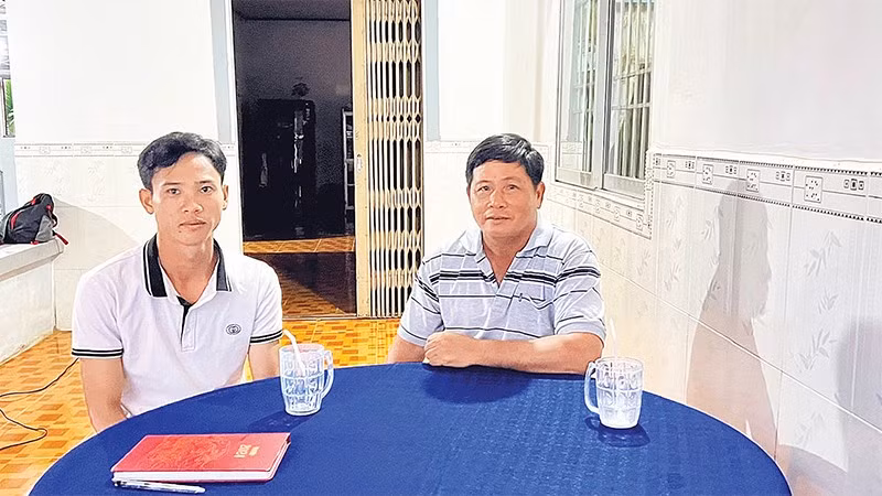 Em Trương Minh Cầm, xã Mỹ An Hưng, tỉnh Đồng Tháp và cha tại nhà.