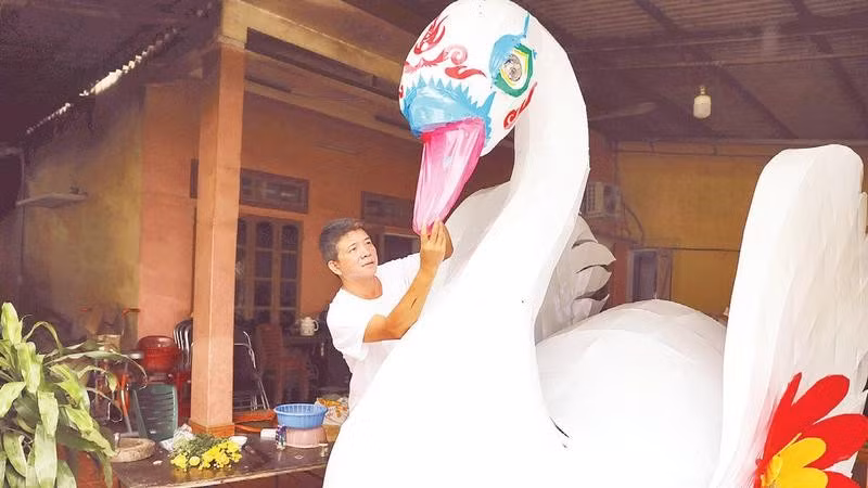 Hoàn thiện mô hình “Thiên nga lung linh đêm hội” của tổ dân phố Ỷ La 41, tỉnh Tuyên Quang.