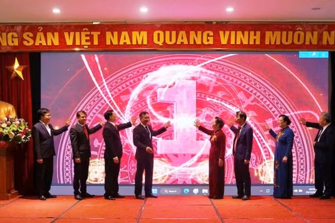 Các đại biểu bấm nút khai trương cổng thông tin điện tử Hội Khuyến học Việt Nam.
