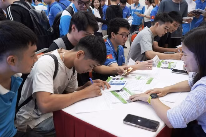 Sinh viên trao đổi với doanh nghiệp về yêu cầu kỹ năng và cơ hội việc làm sau tốt nghiệp.