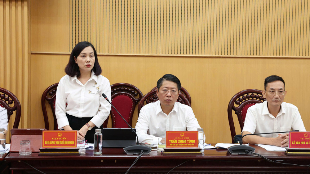 Đại biểu đại diện lãnh đạo Báo và Phát thanh, truyền hình Ninh Bình phát biểu ý kiến. 4.jpg