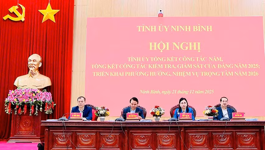 Các đồng chí Thường trực Tỉnh ủy điều hành Hội nghị.
