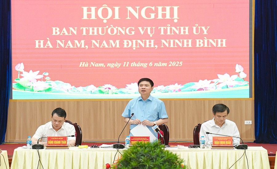 Đồng chí Trương Quốc Huy, Bí thư tỉnh ủy, Chủ tịch Ủy ban nhân dân tỉnh Hà Nam phát biểu tại hội nghị. 1a.jpg
