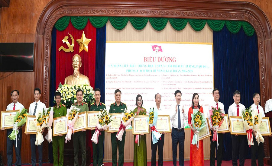 Đồng chí Bí thư Tỉnh ủy Trương Quốc Huy tặng Bằng khen cho cá nhân tiêu biểu trong học tập và làm theo tư tưởng, đạo đức, phong cách Hồ Chí Minh, giai đoạn 2016-2025. 3bbb.jpg