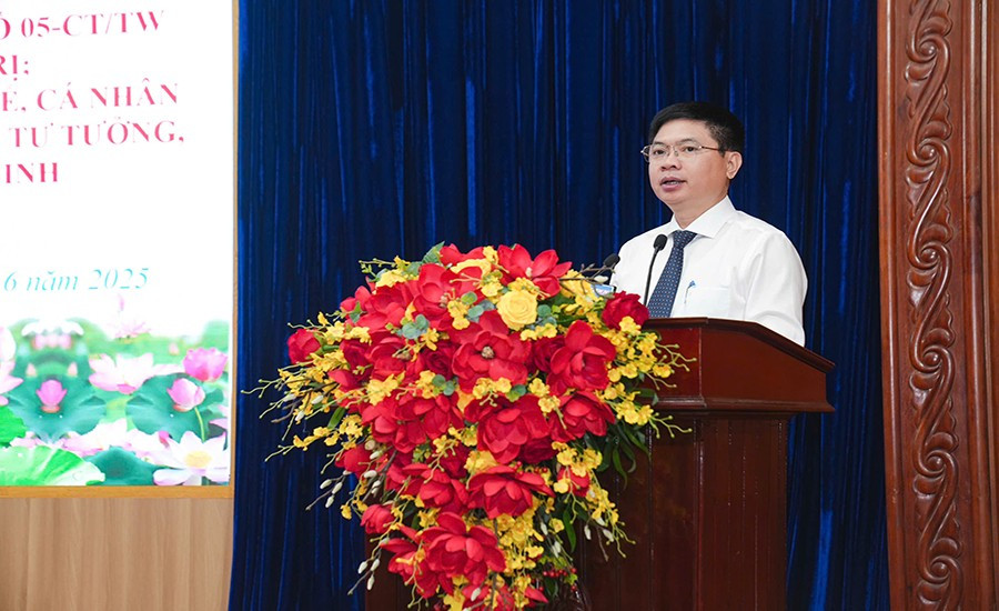 Đồng chí Trương Quốc Huy, Bí thư Tỉnh ủy, Chủ tịch Ủy ban nhân dân tỉnh, Trưởng Đoàn đại Biểu Quốc Hội tỉnh Hà Nam phát biểu tại Hội nghị. 2b.jpg