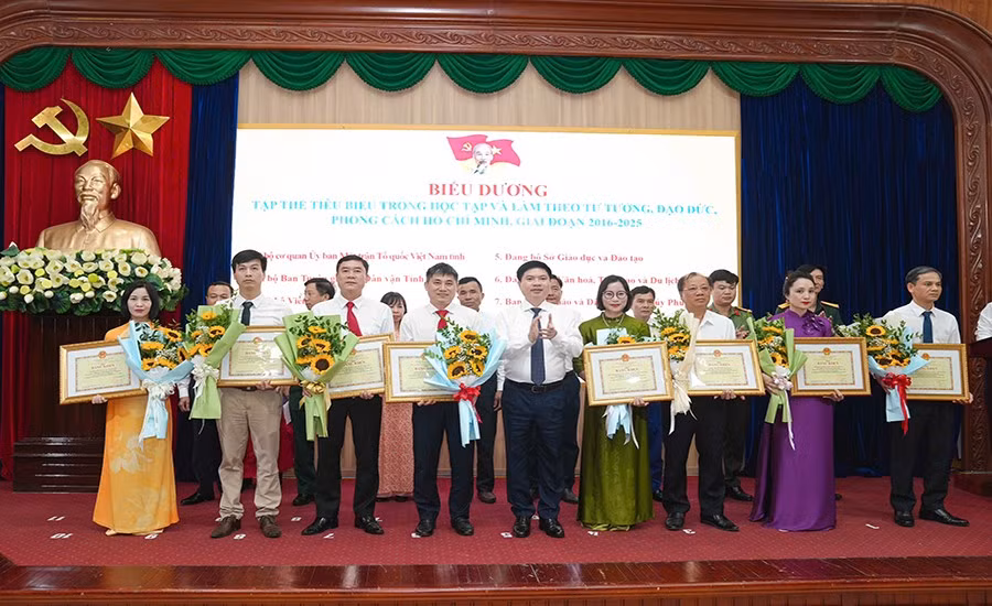 Đồng chí Bí thư Tỉnh ủy Trương Quốc Huy trao tặng Bằng khen cho các tập thể tiêu biểu trong học tập và làm theo tư tưởng, đạo đức, phong cách Hồ Chí Minh, giai đoạn 2016-2025.