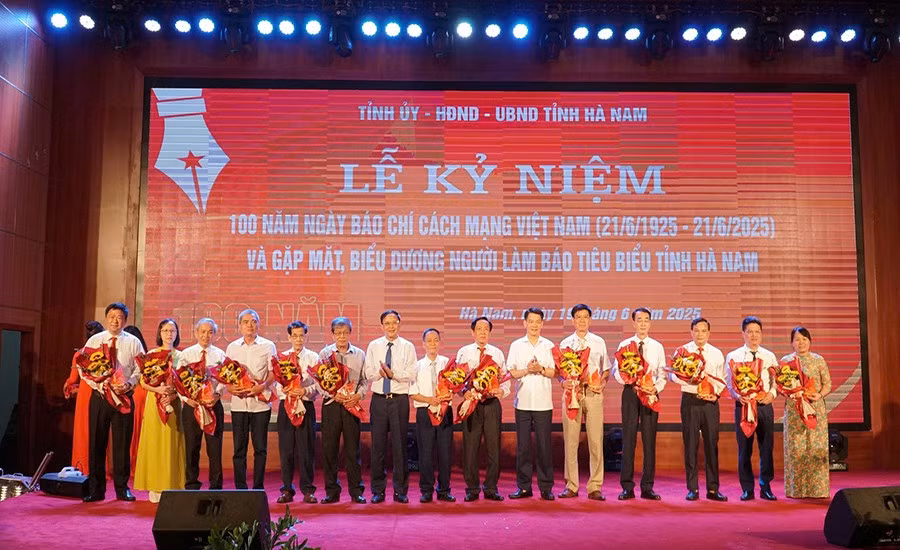 Các đồng chí lãnh đạo tỉnh trao biểu trưng tôn vinh nhà báo tiêu biểu tỉnh Hà Nam qua các thời kỳ.