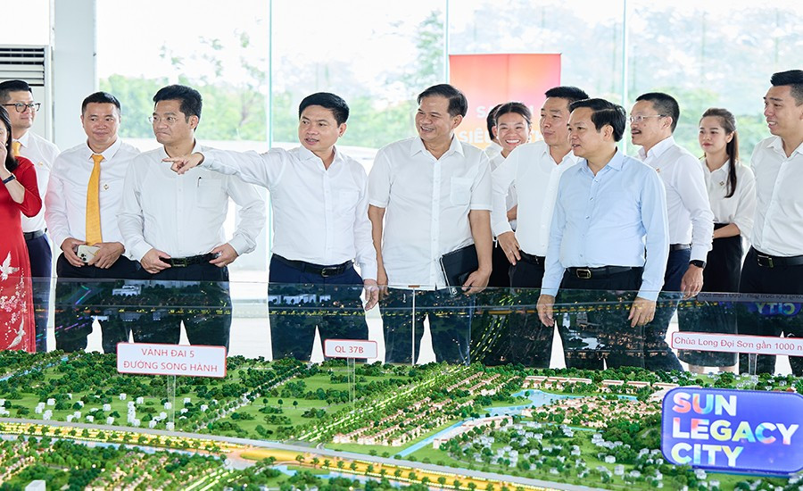 Các đại biểu tham quan mô hình tại Lễ khởi công. 124.jpg