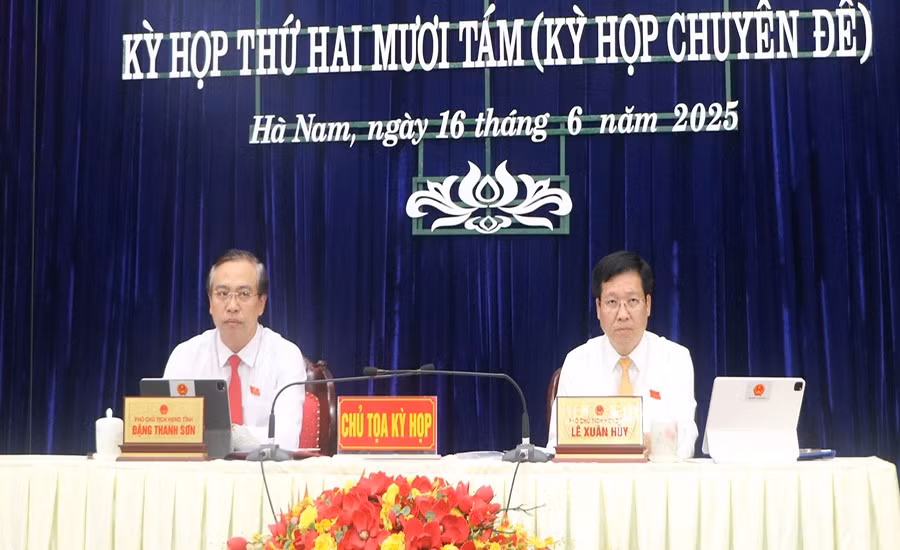 Các đồng chí Chủ tọa kỳ họp.