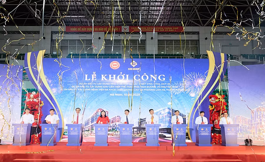 Các đồng chí lãnh đạo tỉnh Hà Nam và Tập đoàn Sun Group thực hành nghi thức khởi công các dự án.