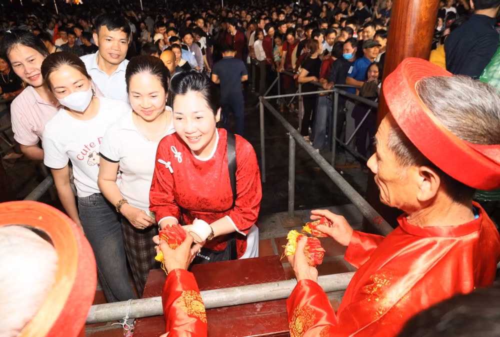Du khách và nhân dân vui mừng được nhận lương tại các điểm phát lương tại đền Trần Thương.