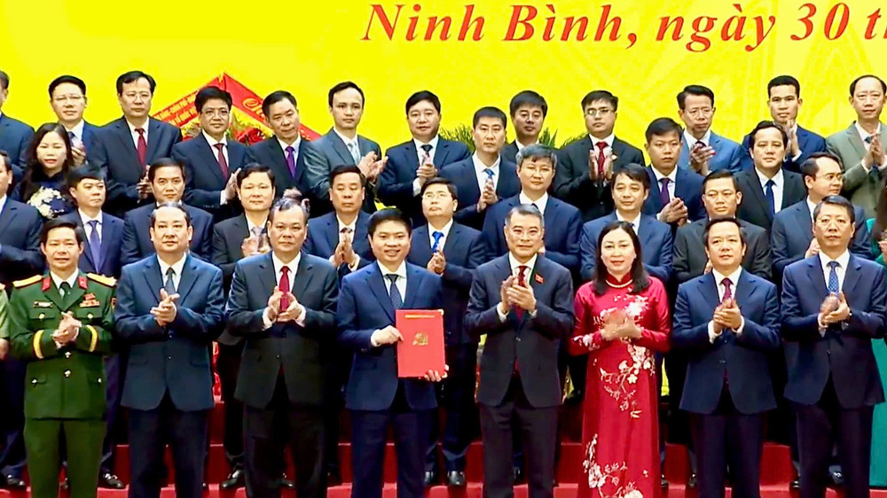 Đồng chí Lê Minh Hưng, Ủy viên Bộ Chính trị, Bí thư Trung ương Đảng, Trưởng Ban Tổ chức Trung ương trao Quyết định của Bộ Chính trị về việc thành lập Đảng bộ tỉnh Ninh Bình.