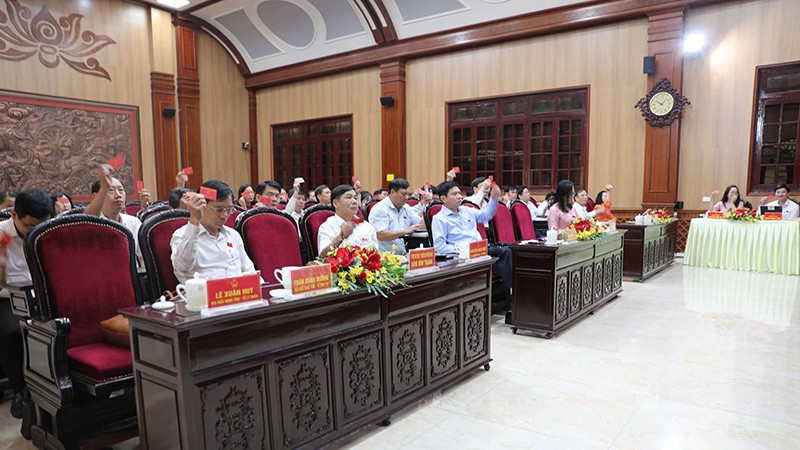 Các đại biểu biểu quyết thông qua các nghị quyết của kỳ họp. cc6.jpg