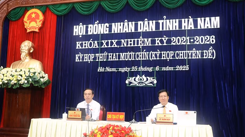 Các đồng chí chủ tọa kỳ họp.