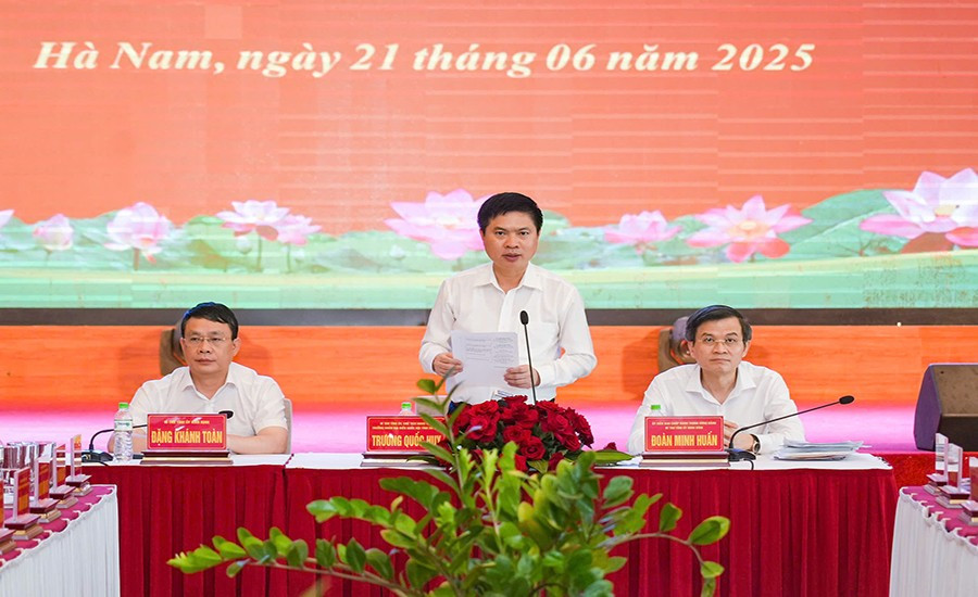 Đồng chí Trương Quốc Huy, Bí thư tỉnh ủy, Chủ tịch Ủy ban nhân dân tỉnh Hà Nam phát biểu kết luận hội nghị. 6d.jpg