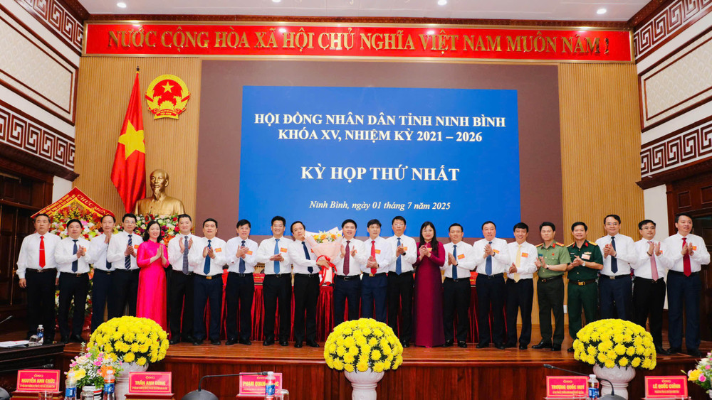 Đồng chí Bí thư Tỉnh ủy, Trưởng Đoàn Đại biểu Quốc hội tỉnh Trương Quốc Huy tặng hoa chúc mừng các đồng chí lãnh đạo Ủy ban nhân dân tỉnh và Ủy viên Ủy ban nhân dân tỉnh, nhiệm kỳ 2021-2026. 12a.jpg