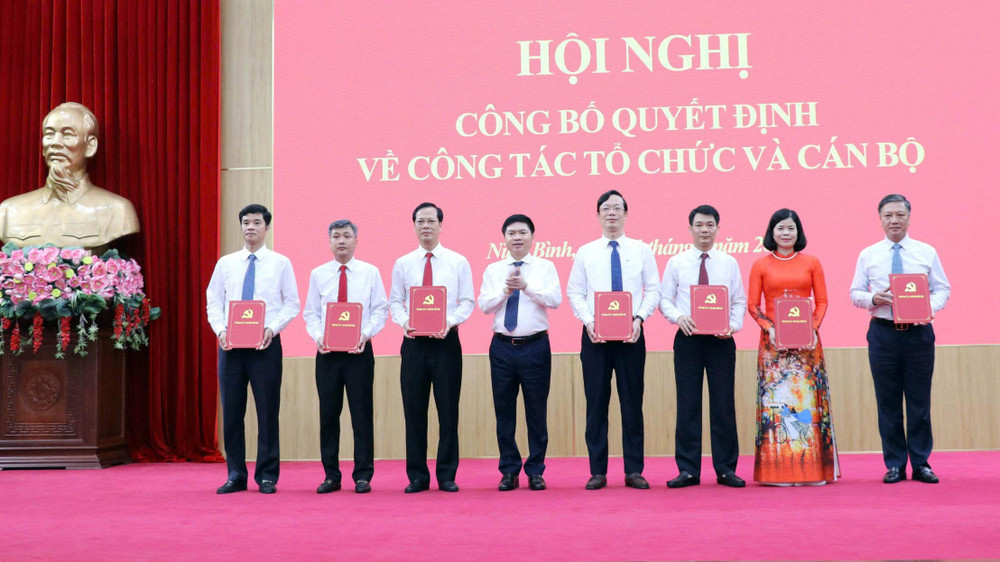 Đồng chí Bí thư Tỉnh ủy trao Quyết định thành lập các cơ quan chuyên trách tham mưu, giúp việc Tỉnh ủy Ninh Bình. 6.jpg