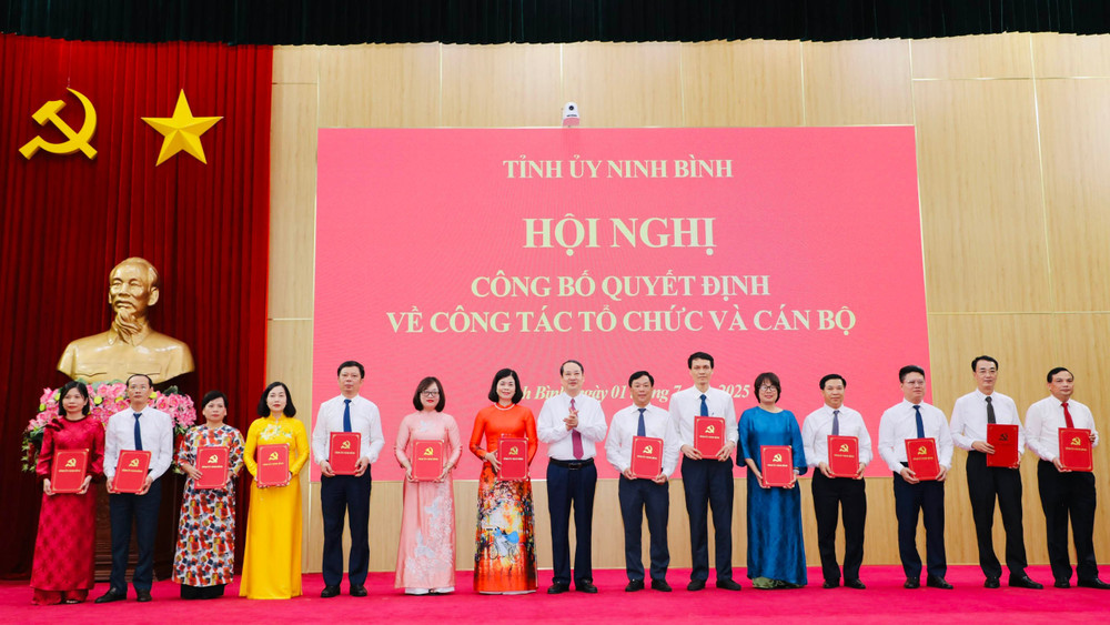 Lãnh đạo tỉnh Ninh Bình trao quyết định bổ nhiệm Tổng biên tập và Phó Tổng biên tập Báo và Phát thanh-Truyền hình Ninh Bình. 8.jpg