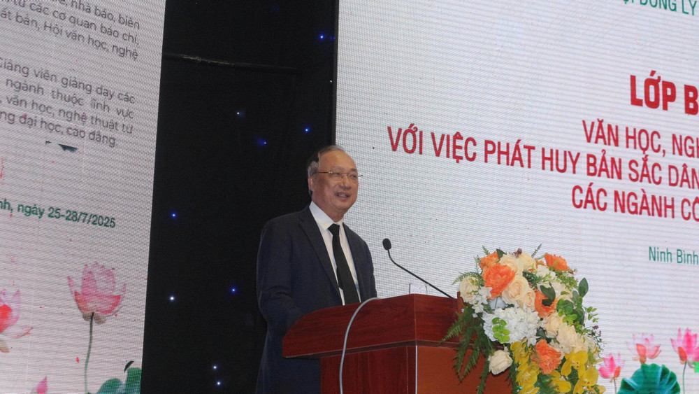 Thượng tướng, Phó Giáo sư, Tiến sĩ Nguyễn Văn Thành, Phó Chủ tịch Hội đồng Lý luận Trung ương phát biểu khai mạc lớp bồi dưỡng. 4.jpg
